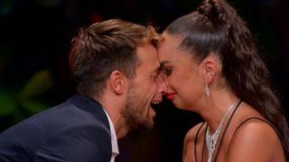 Montoya y Anita en un momento de 'La isla de las tentaciones'.