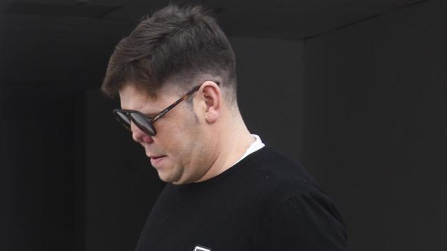 Lucas (Andy y Lucas), en el tanatorio de su hermano, Pedro.