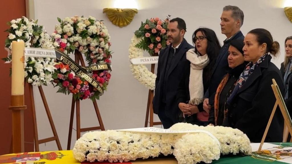 Los hijos del compositor Felipe Campuzano, en su último adiós.