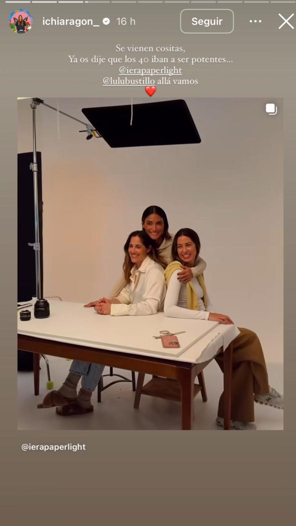 Ichi Aragón junto a sus dos aliadas, en plena sesión de fotos.