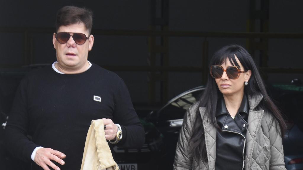 Lucas, de Andy y Lucas, junto a su mujer, María José, en una imagen tomada el miércoles 5 de marzo durante el último adiós al hermano de él.