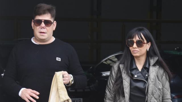 Lucas, de Andy y Lucas, junto a su mujer, María José, en una imagen tomada el miércoles 5 de marzo durante el último adiós al hermano de él.