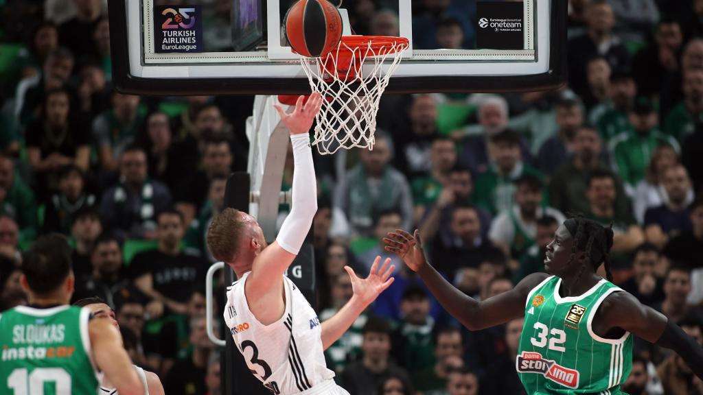 Dzanan Musa trata de meter una canasta en el partido ante Panathinaikos.