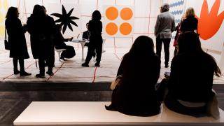 Varias personas observan una obra en la feria ARCO Madrid 2025, en IFEMA. Foto: Carlos Luján / Europa Press