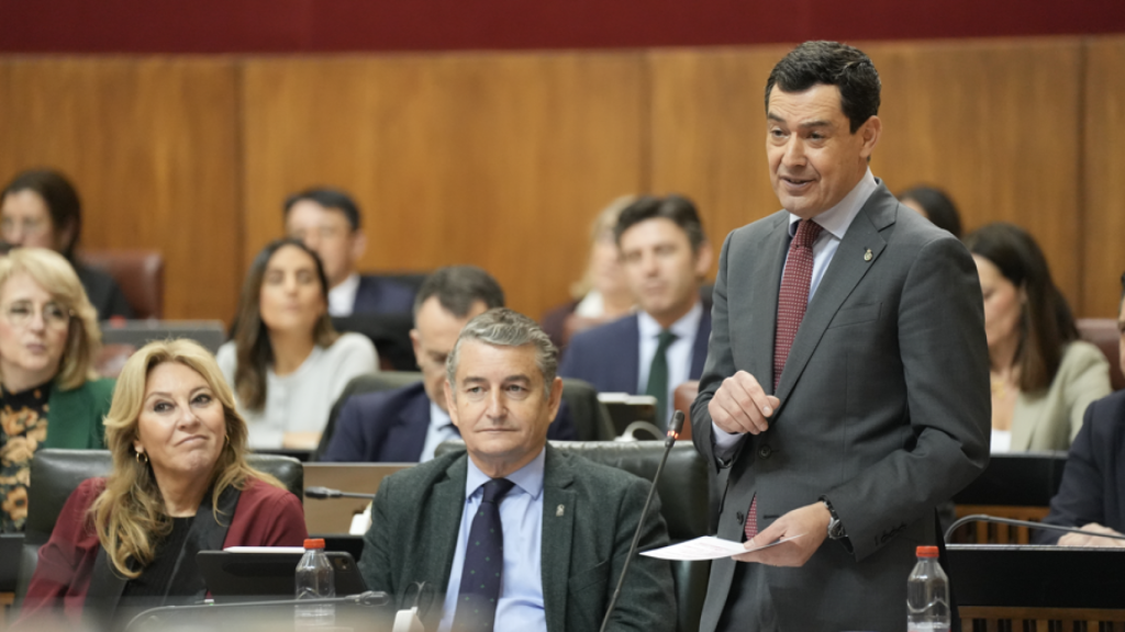 El presidente de la Junta, Juanma Moreno, en el Pleno del Parlamento de este jueves.