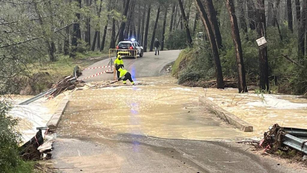 El desbordamiento de dos ríos en Moratalla está obligando a los operarios municipales y a los servicios de emergencias a cortar carreteras.