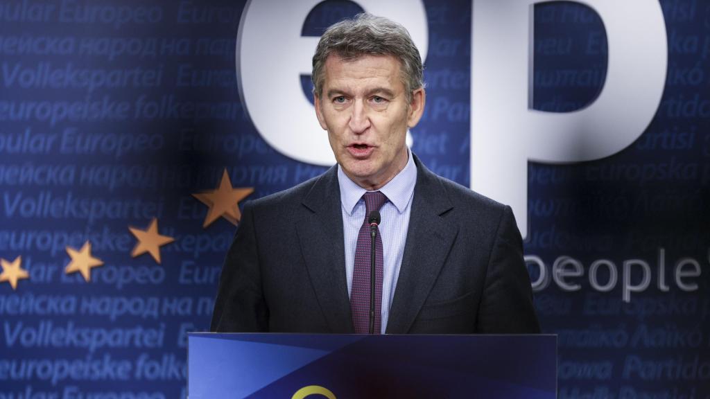 El presidente del PP, Alberto Núñez Feijóo, hace declaraciones a la prensa tras asistir a la cumbre del PPE que se celebra en Bruselas.