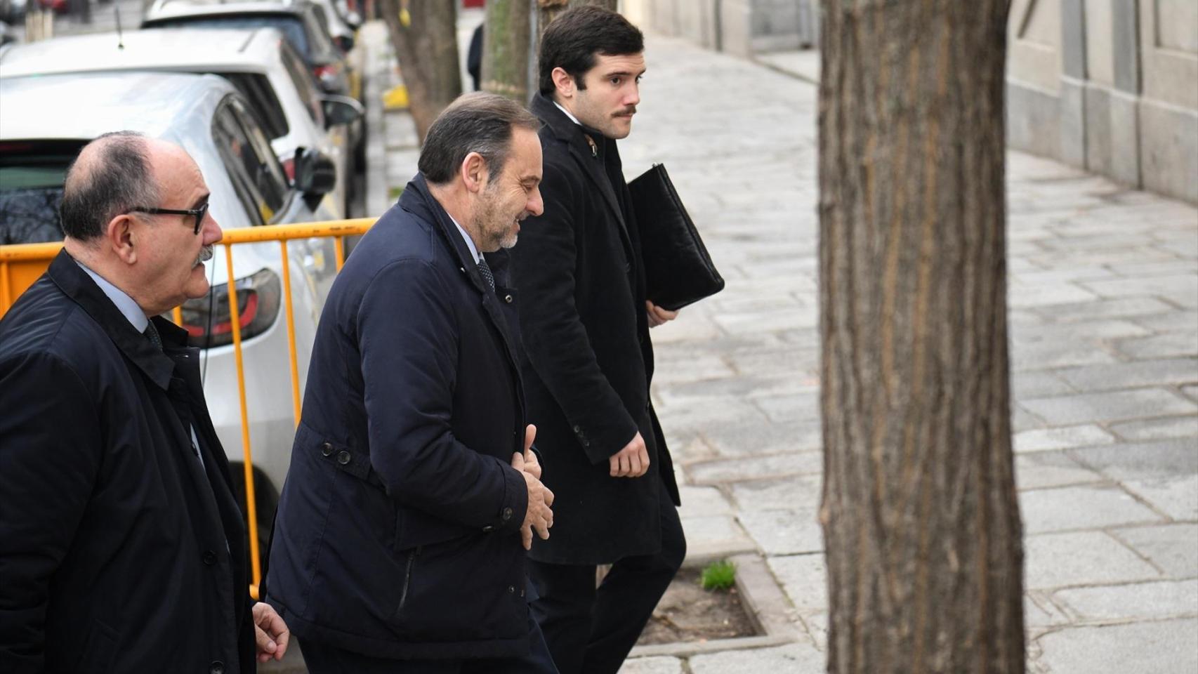 El ex ministro José Luis Ábalos (c) llega a declarar al Tribunal Supremo, el pasado 20 de febrero.