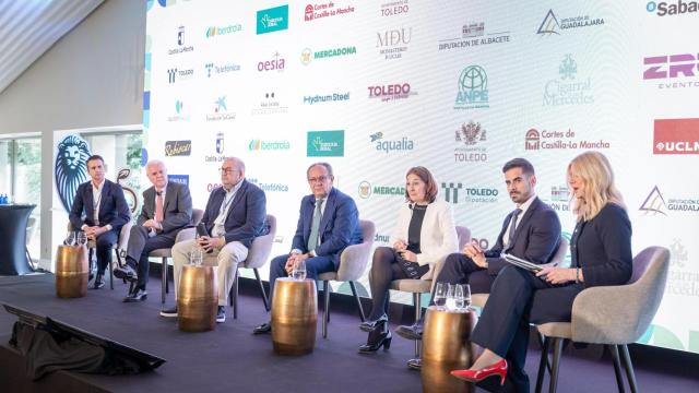 Mesa redonda sobre inteligencia artificial, digitalización y ciberseguridad.