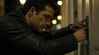 Okupa tratando de abrir la cerradura de una casa.