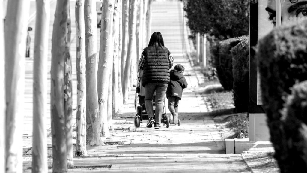 Una mujer lleva un carrito de bebé