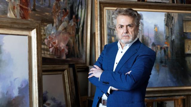 El pintor Ricardo Sanz rodeado de sus cuadros.