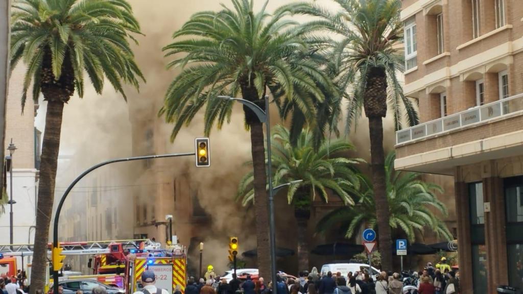 Imagen de la humareda que sale de un edificio de la Alameda de Colón, en Málaga.