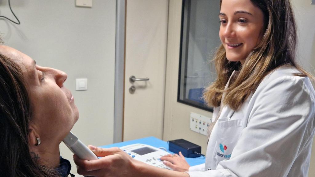 Una ecografía de grasa lingual en el Hospital Quirónsalud Marbella.
