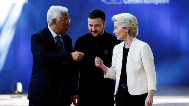 Volodímir Zelenski, Antonio Costa y Ursula von der Leyen, hoy, en la cumbre especial de líderes de la Unión Europea.