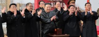 El líder norcoreano Kim Jong Un asiste a la ceremonia inaugural de un Hospital.
