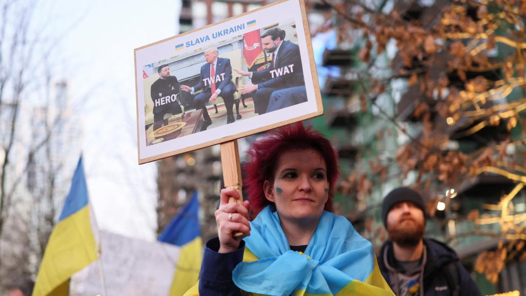 Manifestación a favor de Ucrania en la embajada de EEUU en Londres.