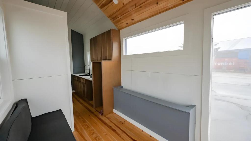 El interior de la nueva minicasa de Tiny House Listings.