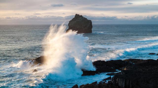 Un fuerte oleaje golpea las rocas