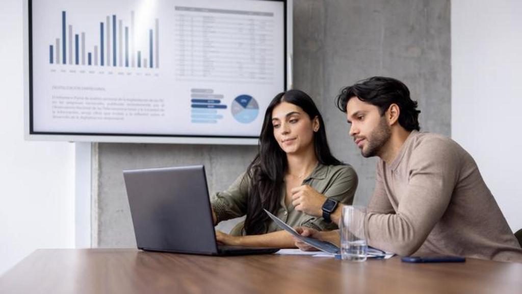 Imagen de archivo de dos personas trabajando.