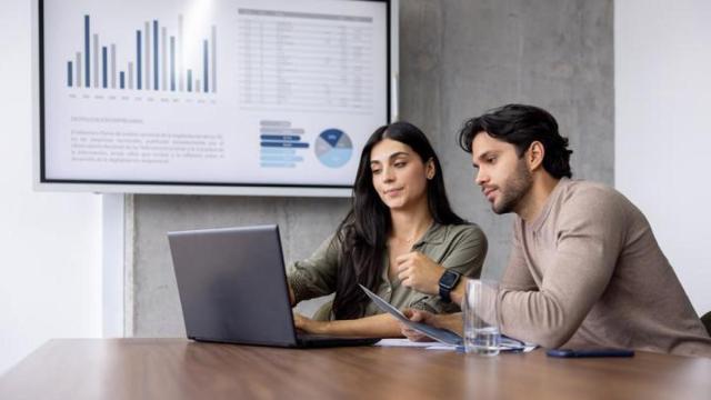 Imagen de archivo de dos personas trabajando.