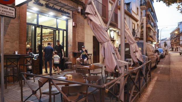 Plataforma de veladores en el barrio de Triana.