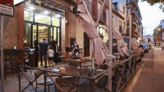 Plataforma de veladores en el barrio de Triana.