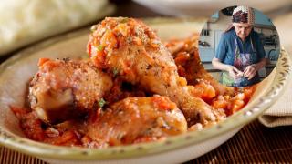 Mi abuela andaluza hace la mejor receta de pollo guisado que probarás jamás: la exquisita salsa que incorpora que es muy fácil de hacer