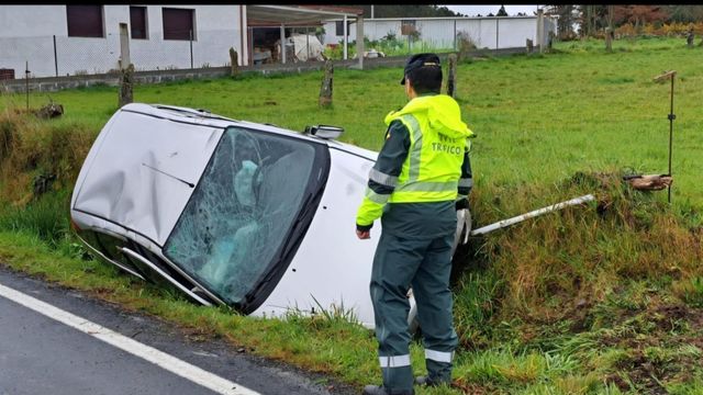 Herida una conductora de 80 años tras salirse de la vía en Nogueira de Ramuin (Ourense)