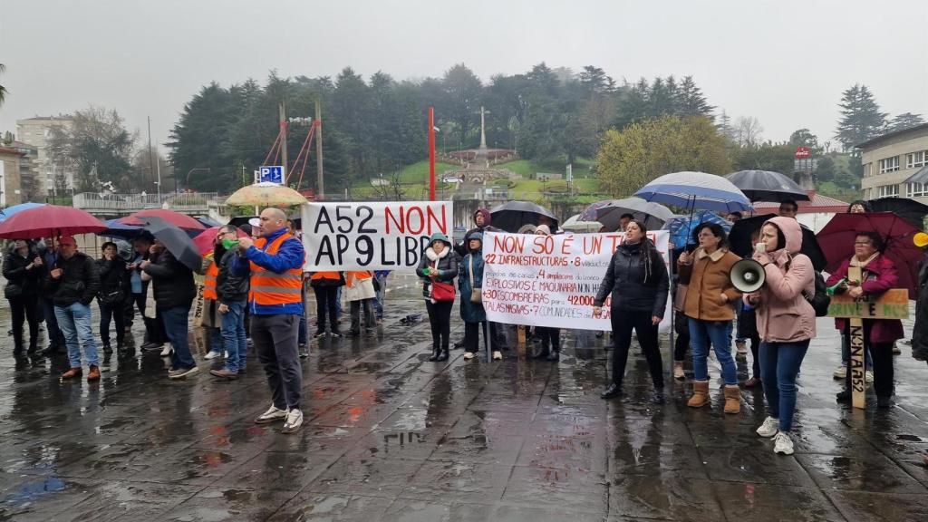 Manifestantes en el Ayuntamiento de Vigo