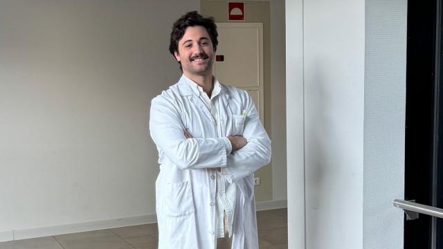 Un médico residente vigués gana una beca de la Fundación María José Jove y la AGP