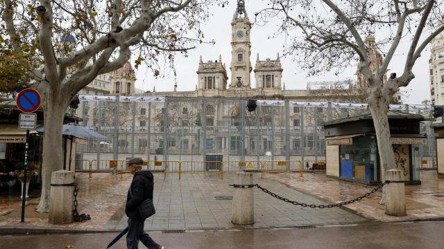 Una persona pasa junto al recinto de la mascletà, suspendida este jueves ante la alerta meteorológica naranja en Valencia. Efe / Ana Escobar