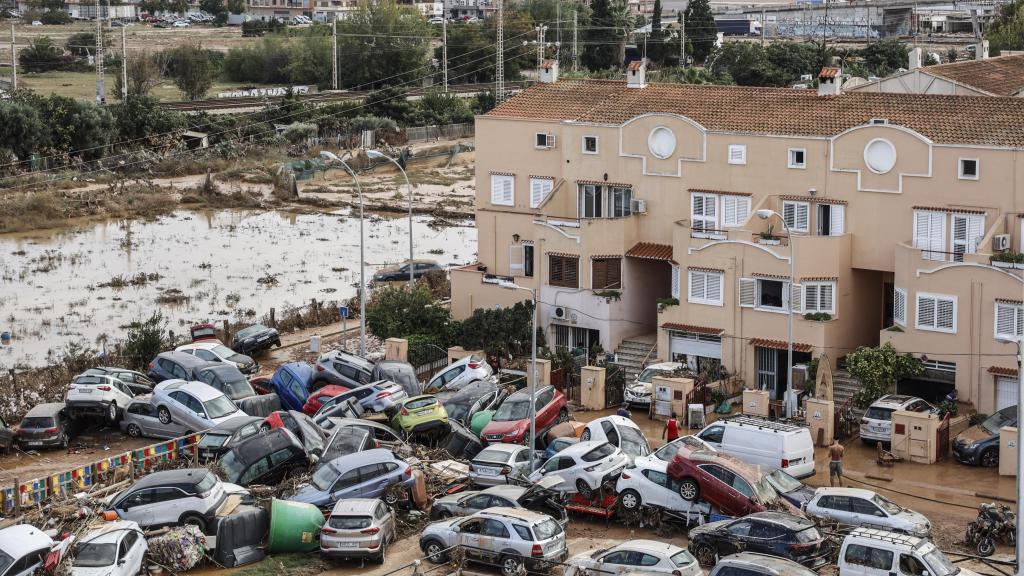 Decenas de vehículos acumulados tras el paso de la danaen el barrio de la Torre en Valencia. Europa Press / Rober Solsona