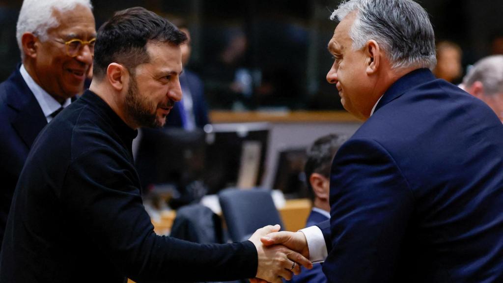 El presidente de Ucrania, Volodímir Zelenski, saluda al primer ministro húngaro, Viktor Orbán, durante la cumbre de este jueves en Bruselas