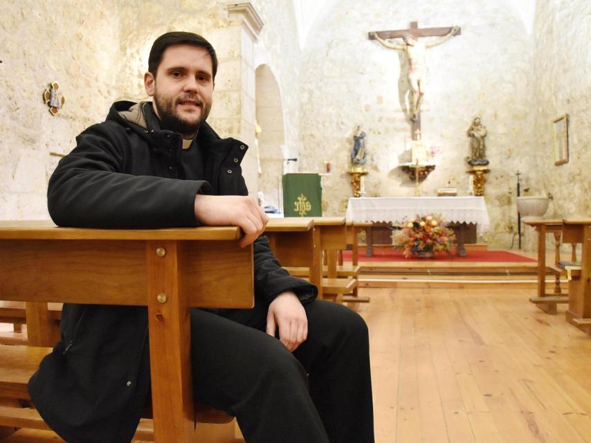 Mario en el interior de la iglesia de La Mudarra