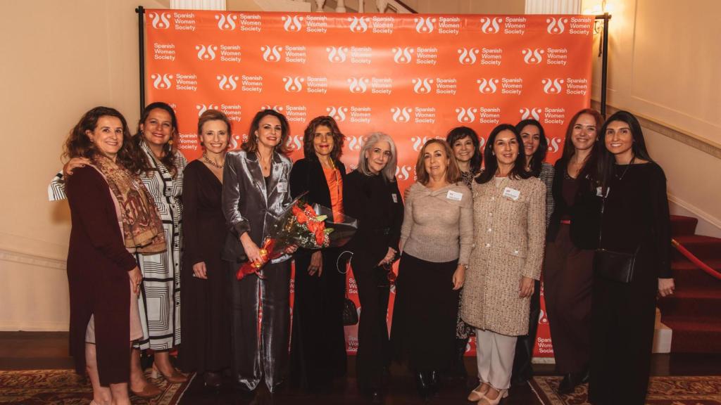 De izda a derecha:  Sofia Perea, Patricia Giraldo, Carmen Garcia Oca, Lucia Regales, embajadora Angeles Moreno Bau , Victoria Benatar, Natalia Izquierdo, Elena Matsura, Claudia Marmolejo, Claudia Torrens, Laura Salvan y Julia Herbera.