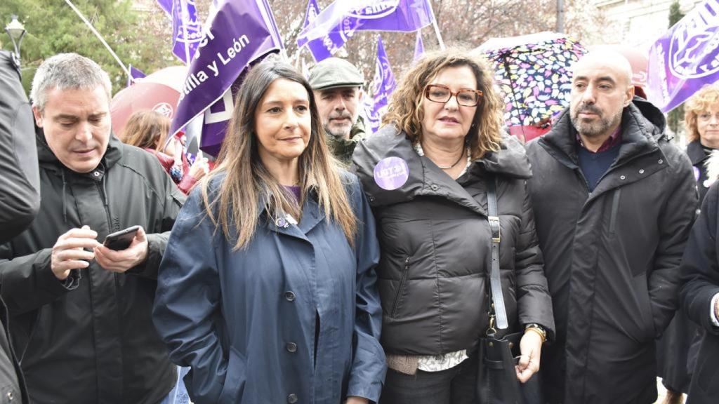 Yolanda Martín de CCOO y Victoria Zumalacárregui de UGT en la concentración en Plaza de la Universidad