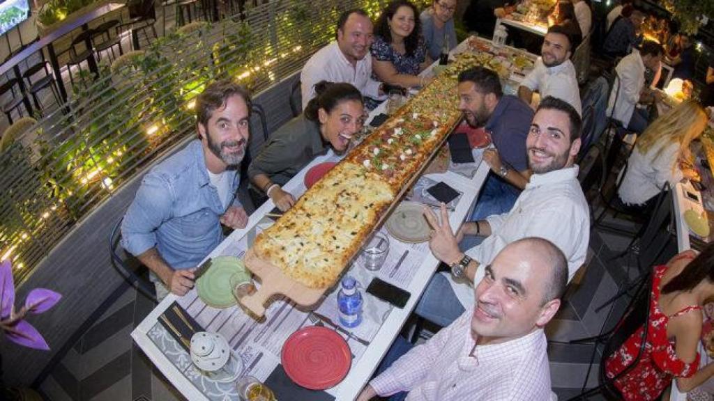 Clientes en un local de Kilómetros de Pizza.