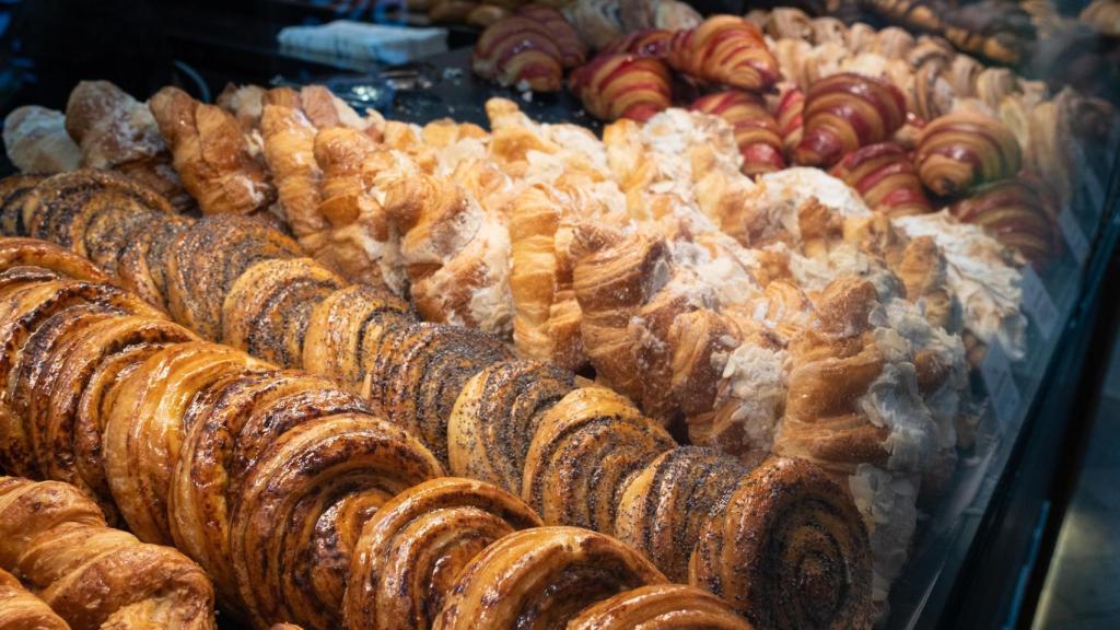 Una vitrina con dulces.