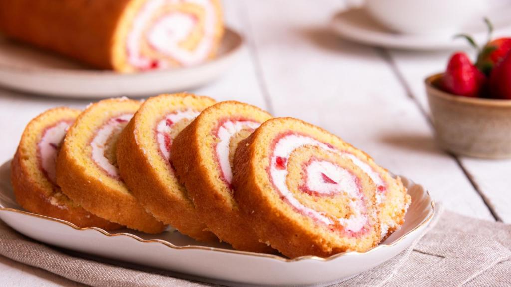 Un brazo de gitano relleno de mermelada de fresas.