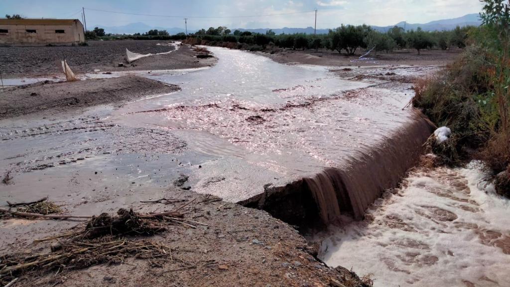 El agua que bloquea la carretera en el Camino de La Torre (Lorca), aislando a los vecinos.