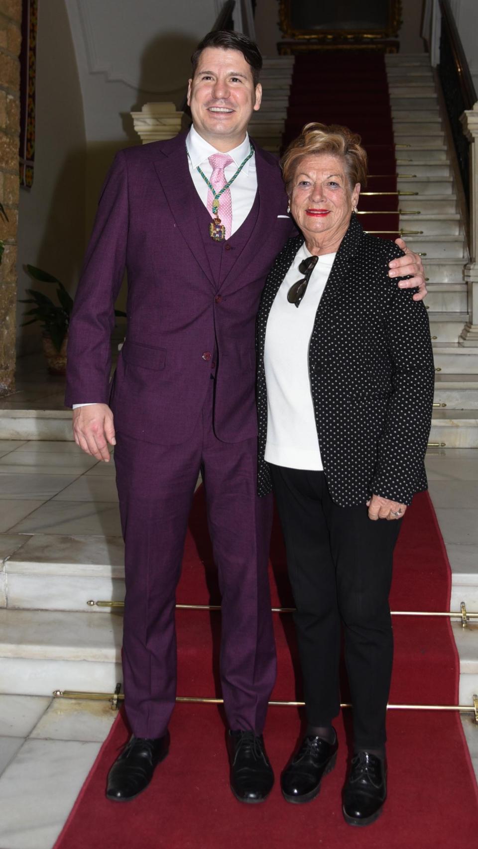 Lucas junto a su madre, en marzo de 2023, en Cádiz.