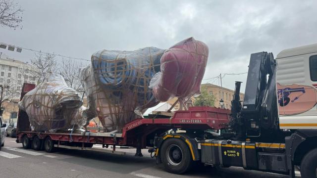 Las primeras piezas de la Falla Exposición rumbo a Valencia. EE