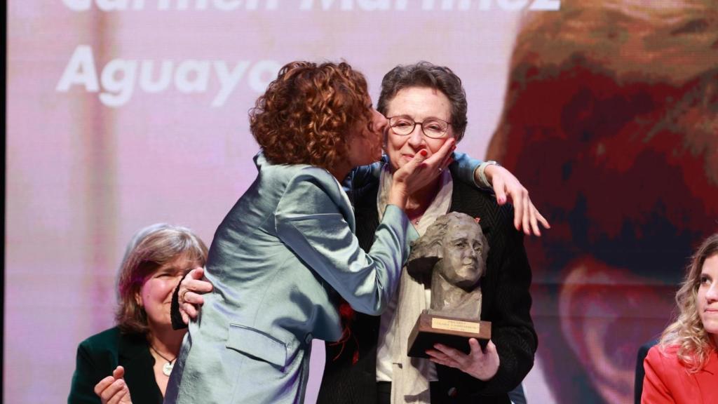 María Jesús Montero besa a Aguayo durante la entrega de los premios del PSOE.