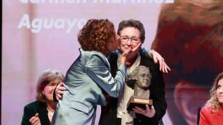 María Jesús Montero besa a Aguayo durante la entrega de los premios del PSOE.
