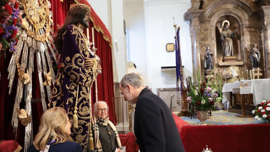Felipe VI venerando la imagen del Cristo de Medinaceli.