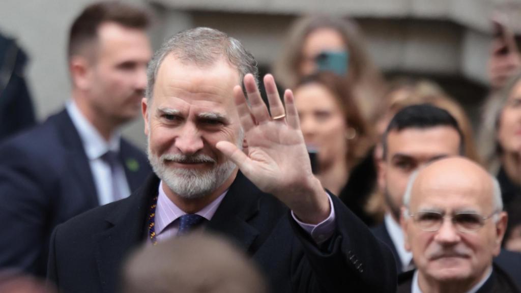 Felipe VI saludando a los ciudadanos, a las puertas del templo.