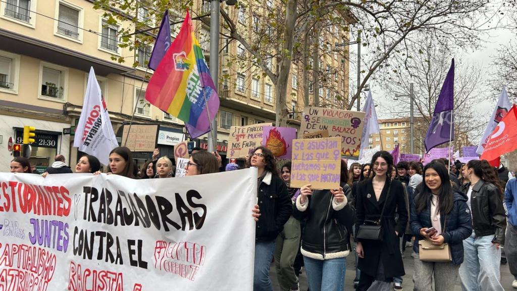 Las jóvenes de Zaragoza toman el centro de la ciudad por el 8-M.