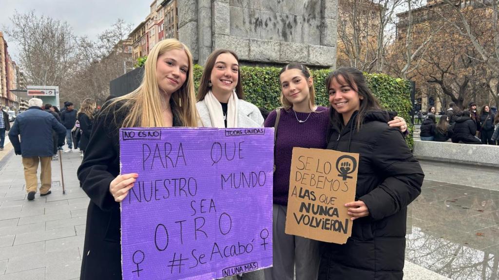 Clara, Natalia, Candela y Almudena, cuatro jóvenes amigas y estudiantes en el 8-M.