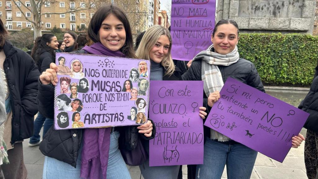 Elena reivindicando el papel de las mujeres artistas junto a sus compañeras de Teatro, en Zaragoza.